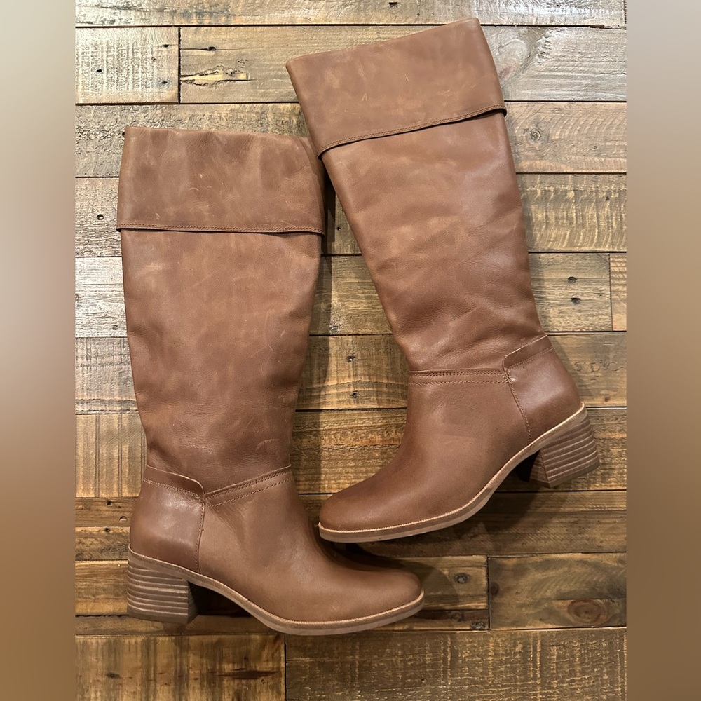 UGG Australia 1017469 Carlin Tan Leather Distressed Tall Boot Size 7 NWOB